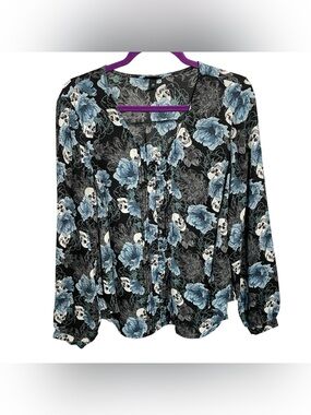 Torrid Skulls & Roses Georgette Pintuck Button-Front Blouse‎ Size 00 (10)